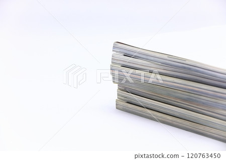 堆疊的雜誌和書籍的圖像 堆疊的雜誌和書籍的圖像 120763450