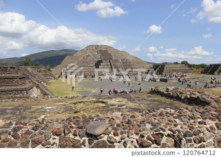 墨西哥「亡靈節」 一年一度的墨西哥節日:《勿忘我》和炸玉米餅的世界之旅 墨西哥「亡靈節」 一年一度的墨西哥節日:《勿忘我》和炸玉米餅的世界之旅 120764712