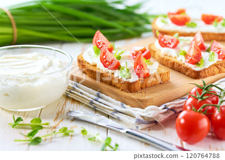Fresh made cream cheese toast bread with herbs, cherry tomatoes, simple and delicious snack. 120764788