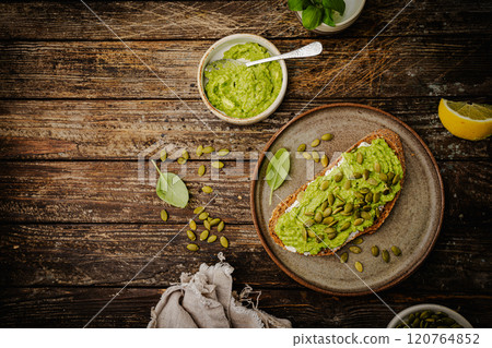 Healthy avocado toast 120764852