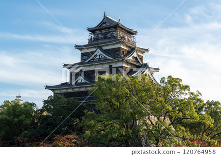 夕陽下的廣島城閃閃發光 120764958
