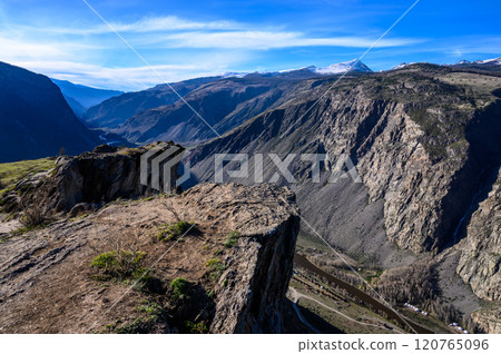 Picturesque view from the Katu-Yaryk pass to the Chulyshman River valley 120765096