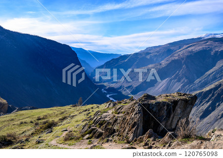 Picturesque view from the Katu-Yaryk pass to the Chulyshman River valley 120765098