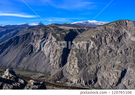 Picturesque view from the Katu-Yaryk pass to the Chulyshman River valley 120765106