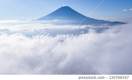 晴空萬裡，富士山和雲海的壯麗景色（來自山梨縣大嶽山） 120766587