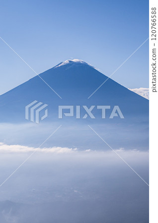 晴空萬裡，富士山和雲海的壯麗景色（來自山梨縣大嶽山） 120766588