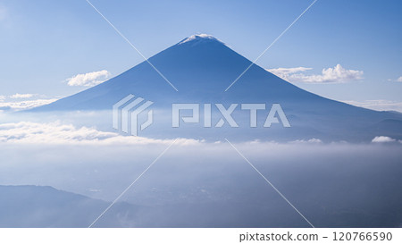 晴空萬裡，富士山和雲海的壯麗景色（來自山梨縣大嶽山） 120766590