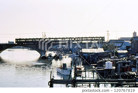 1978年舊型國電72系列鶴見線穿過神奈川縣橫濱市鶴見川，紀實照片 120767819