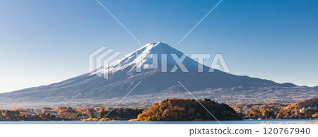 深秋時節,從山梨郡河口湖大石公園眺望白雪皚皚的富士山 深秋時節,從山梨郡河口湖大石公園眺望白雪皚皚的富士山 120767940
