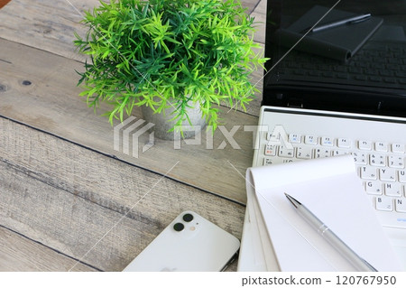 Smartphone and PC synchronization, transfer, search, research, business scene Smartphone and PC synchronization, transfer, search, research, business scene 120767950