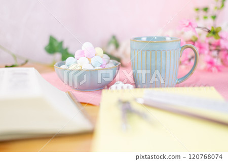 學習工具、汽水和咖啡 120768074