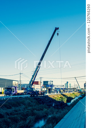新川河裝載沙袋的河流建設工作 2024.11 強調暖色和冷色 新川河裝載沙袋的河流建設工作 2024.11 強調暖色和冷色 120768260