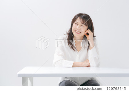 Beauty image of middle-aged women 120768545