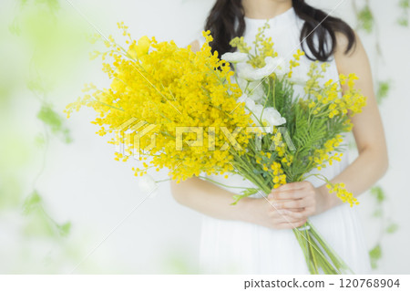 年輕女子與一束含羞草 120768904