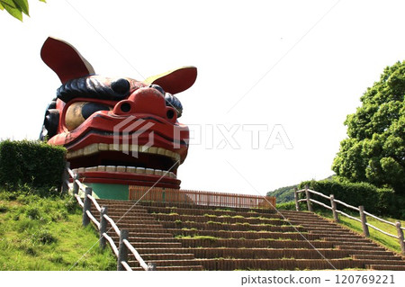 The largest lion head in Japan at Hitachi Fudoki Hill in Ishioka City, Ibaraki Prefecture 120769221