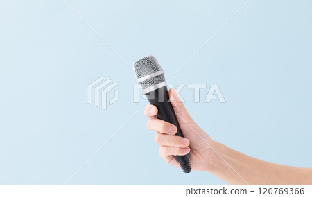 拿著麥克風的男人的手(圖) 拿著麥克風的男人的手(圖) 120769366