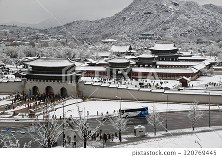 Winter in Seoul with Snow 120769445
