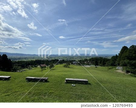 從山頂眺望夏日的綠意(圓城寺公園*富山縣南礪市) 從山頂眺望夏日的綠意(圓城寺公園*富山縣南礪市) 120769493