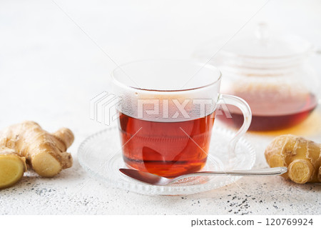 將薑茶倒入玻璃杯中 將薑茶倒入玻璃杯中 120769924
