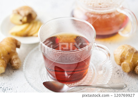 將薑茶倒入玻璃杯中 120769927