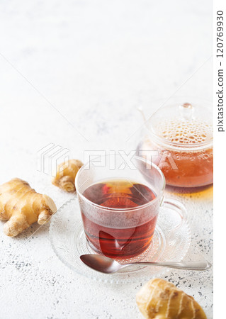 將薑茶倒入玻璃杯中 將薑茶倒入玻璃杯中 120769930