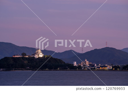 佐賀縣唐津市 - 從海上看秋天燈火通明的唐津城夜景 120769933