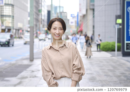 Female portrait, city, looking at camera 120769979