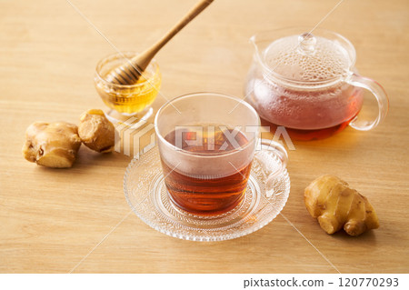 蜂蜜薑茶倒入玻璃杯中 120770293