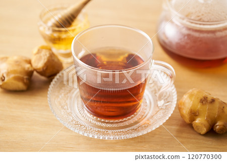 蜂蜜薑茶倒入玻璃杯中 120770300