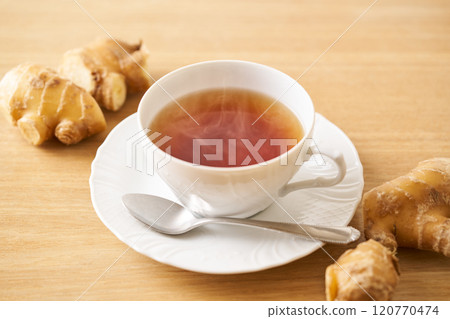 將薑茶倒入茶杯中 120770474
