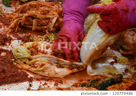 'Kimjang', an early winter event unique to Korea 120770486