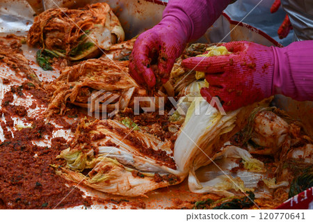 'Kimjang', an early winter event unique to Korea 120770641