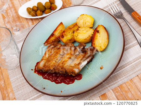 Grilled ribs with potatoes and barbecue sauce 120770825