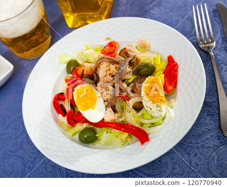 Light appetizing vegetable salad with tuna 120770940