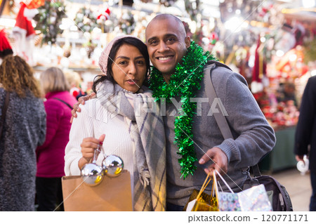 Couple expression happinnes from buying decoration at Christmas fair Couple expression happinnes from buying decoration at Christmas fair 120771171