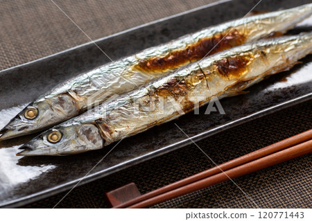 鹽烤秋刀魚 120771443