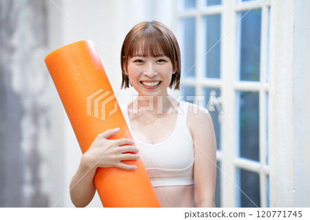 年輕女子用伸展桿 120771745