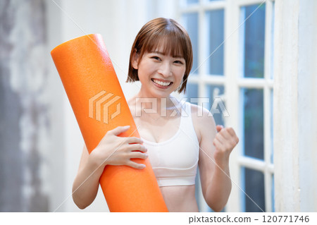 年輕女子用伸展桿 120771746