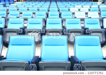體育場座位排列整齊 120771761
