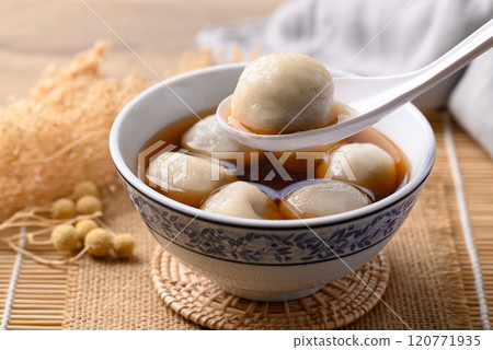 Tangyuan (Chinese sweet dumpling), Glutinous rice flour filling with black sesame in ginger syrup 120771935