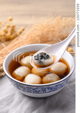 Tangyuan (Chinese sweet dumpling), Glutinous rice flour filling with black sesame in ginger syrup 120771939