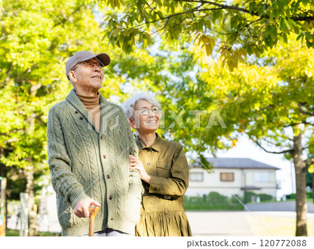 老夫妻在公園裡仰望天空 120772088