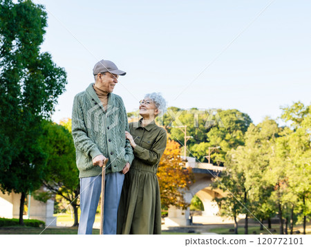 Senior couple looking up at the sky in the park 120772101