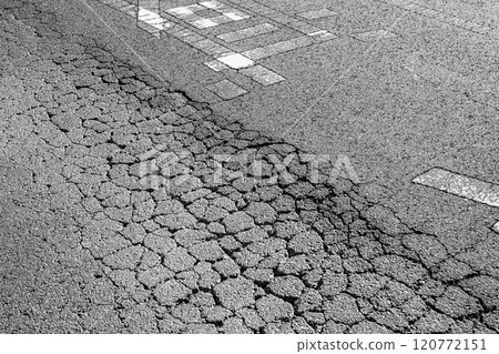 有破裂和粗糙路面的道路 A-3 單色 120772151