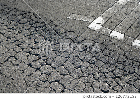 路面龜裂、凹凸不平的道路b-1 120772152