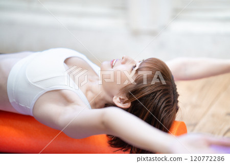 年輕女子在伸展桿上放鬆 120772286