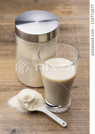 蛋白粉和牛奶倒入玻璃杯中 120772677
