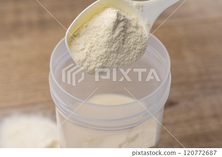 用量匙將蛋白質加入搖酒壺中 用量匙將蛋白質加入搖酒壺中 120772687