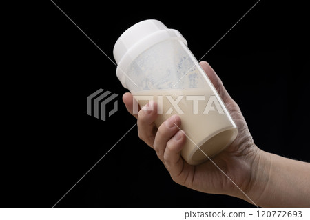 男性手持黑色背景中的蛋白質搖瓶 120772693