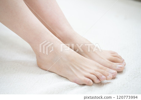 Barefoot women's feet [parts cut] 120773994